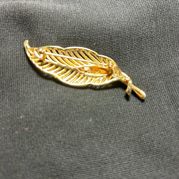 VTG Metal Gold Tone Double leaf brooch. Classic style! - Picture 3 of 5